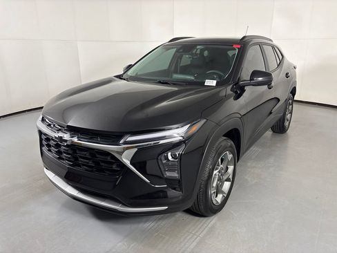 Used 2025 Chevrolet Trax LT FWD image 4