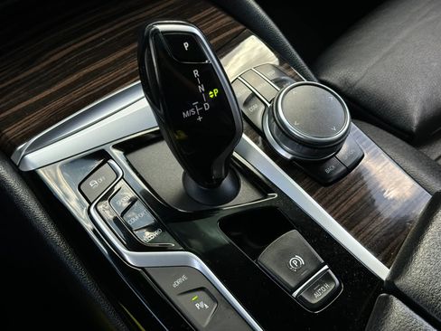 Used 2018 BMW 530e w/ Premium Package 2 image 40