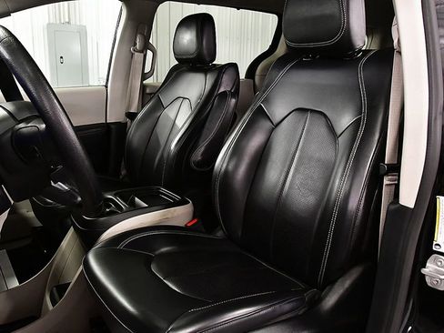 Used 2020 Chrysler Voyager Lxi FWD image 24