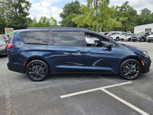Used 2025 Chrysler Pacifica Limited FWD image 5