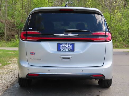 Used 2024 Chrysler Pacifica Touring-L FWD image 15