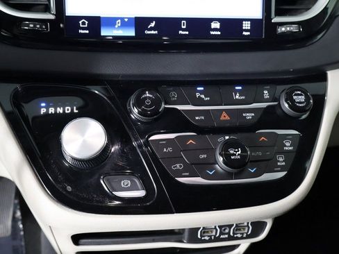 Used 2024 Chrysler Pacifica Touring-L FWD image 46