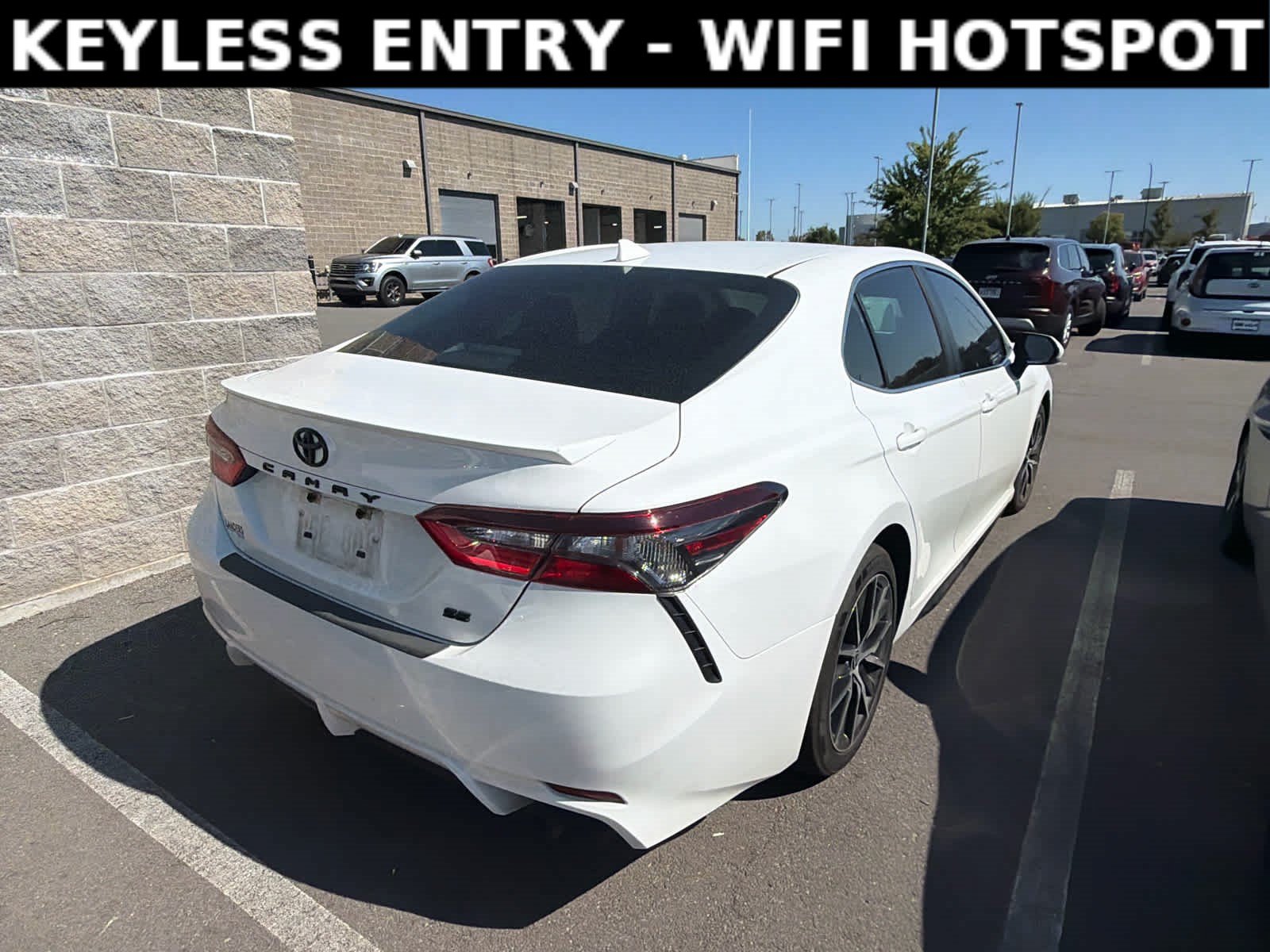 Used 2022 Toyota Camry SE FWD image 4
