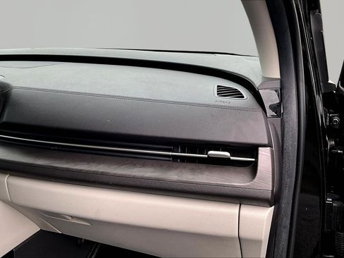Used 2024 Kia Carnival EX FWD image 27