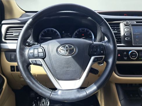 Used 2017 Toyota Highlander XLE AWD/4WD image 18