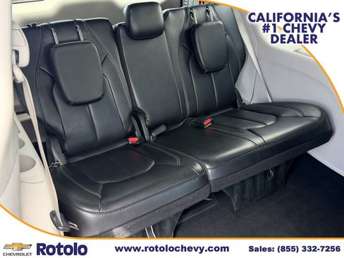 Used 2023 Chrysler Pacifica Touring-L FWD image 11