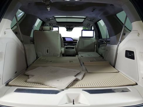 Used 2023 Cadillac Escalade Premium Luxury Platinum image 8