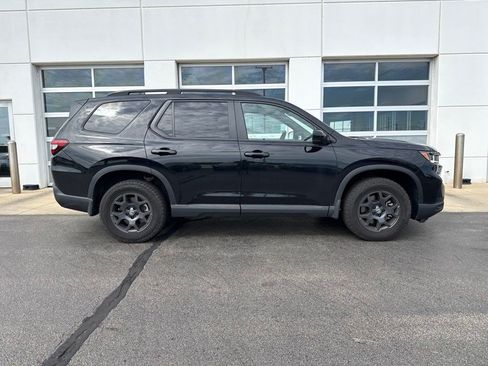 Used 2025 Honda Pilot TrailSport image 3