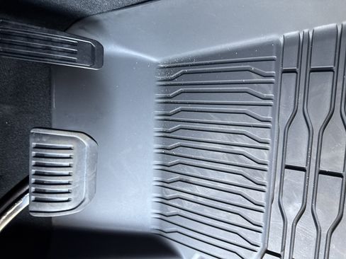 New 2025 Jeep Grand Cherokee Laredo image 17