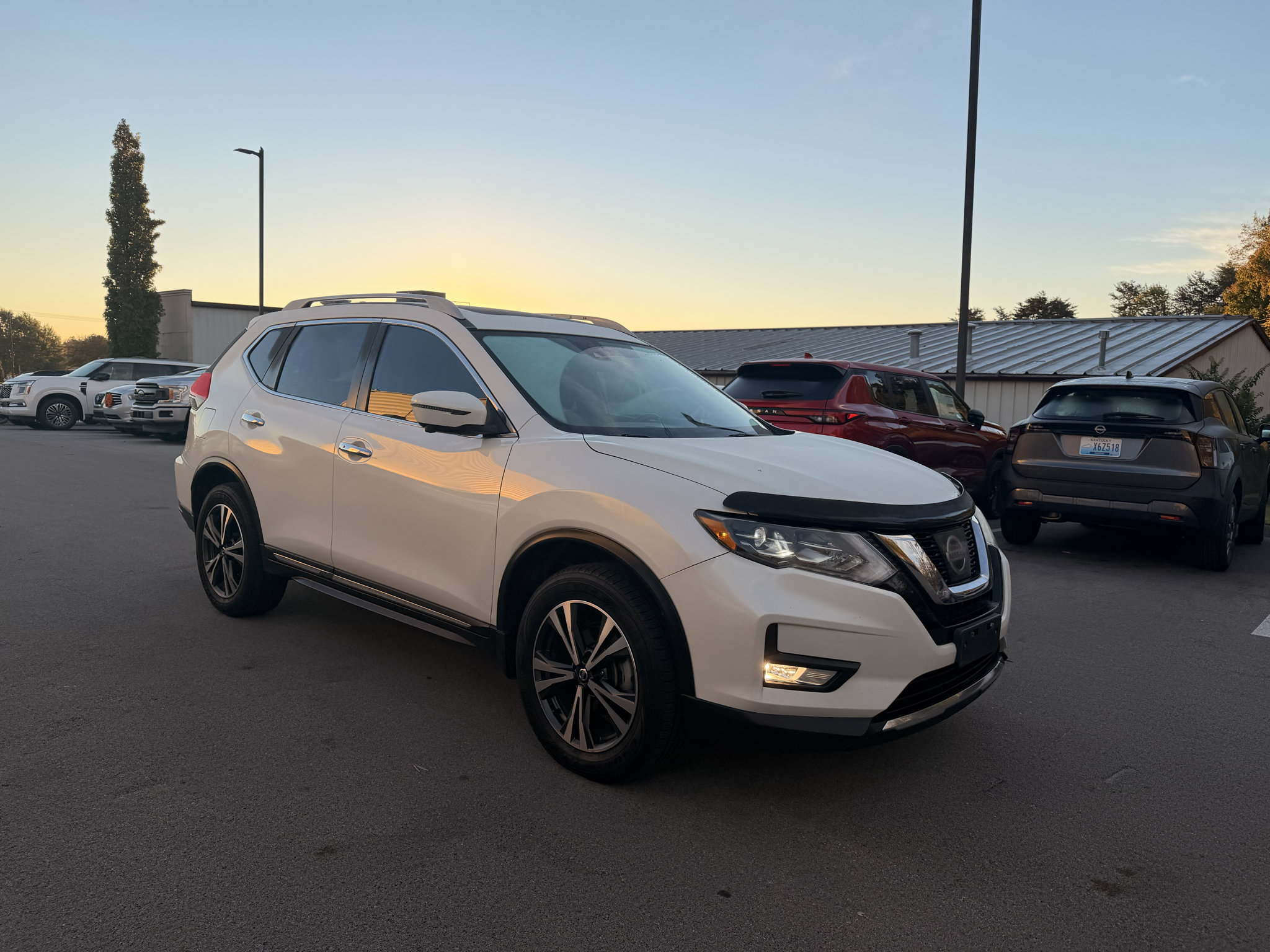Used 2017 Nissan Rogue SL w/ SL Premium Package AWD/4WD image 3
