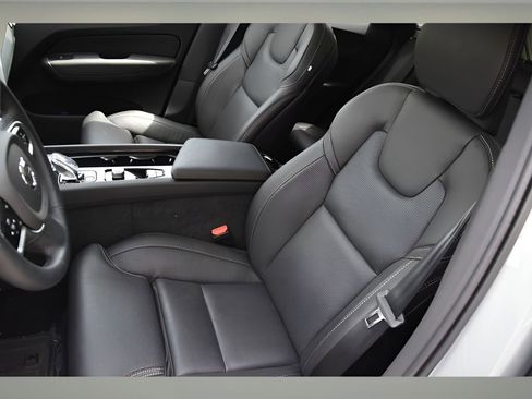 Certified 2025 Volvo XC60 B5 Ultra w/ Protection Package Premier image 11