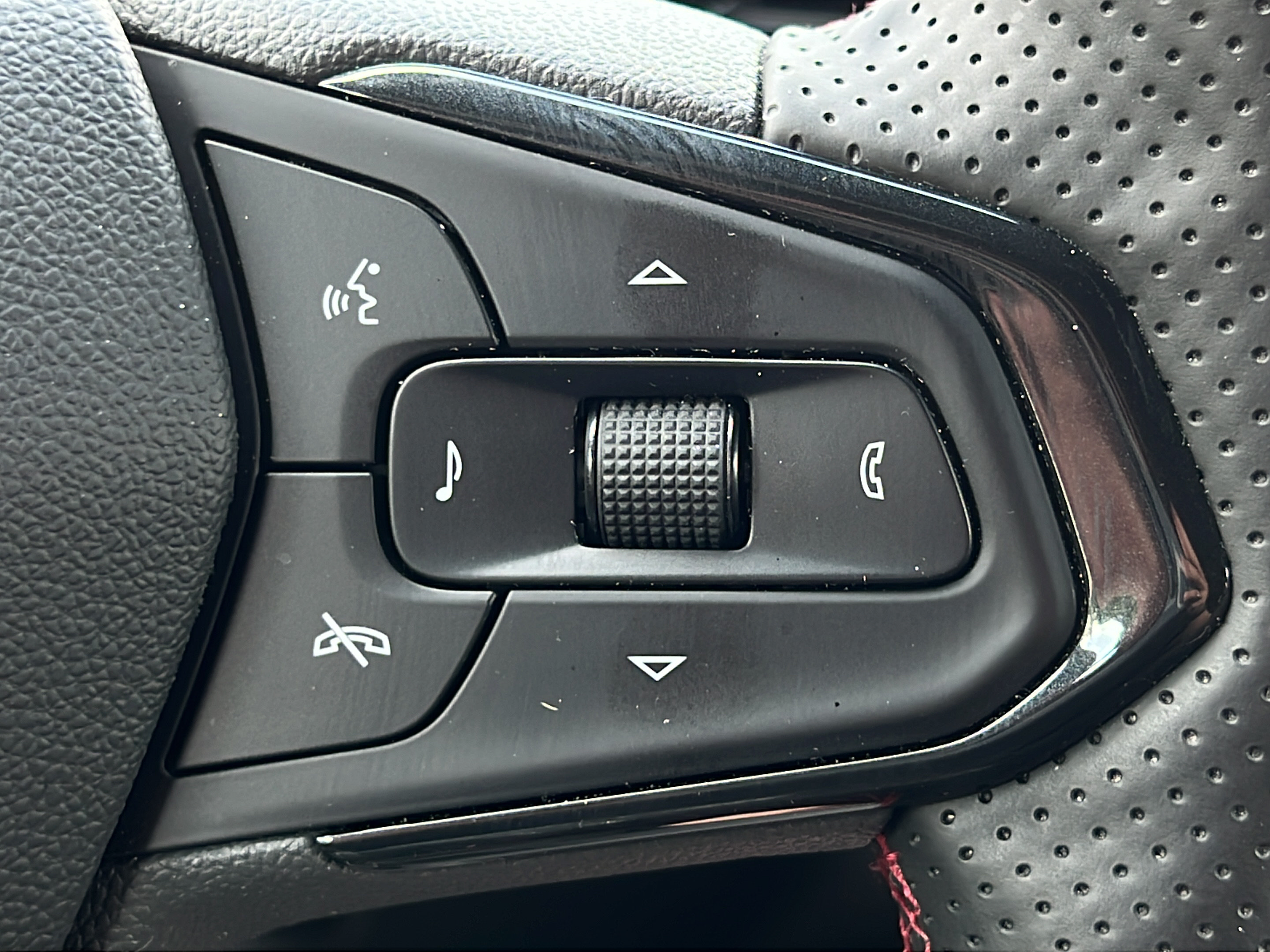 Used 2026 Chevrolet Trax RS w/ Sunroof Package FWD image 20