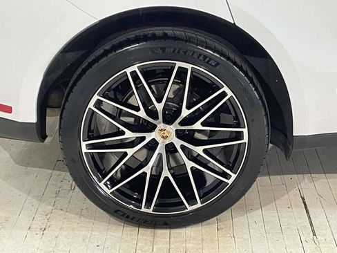 Certified 2026 Porsche Macan AWD/4WD image 13