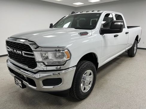 Used 2024 RAM 2500 Tradesman w/ Chrome Appearance Group AWD/4WD image 4