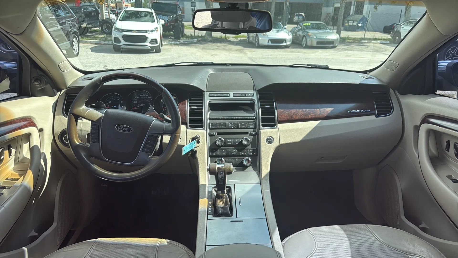 Used 2010 Ford Taurus Limited FWD image 10
