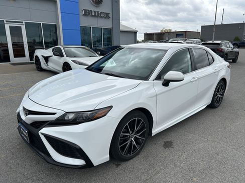 Used 2021 Toyota Camry SE image 1