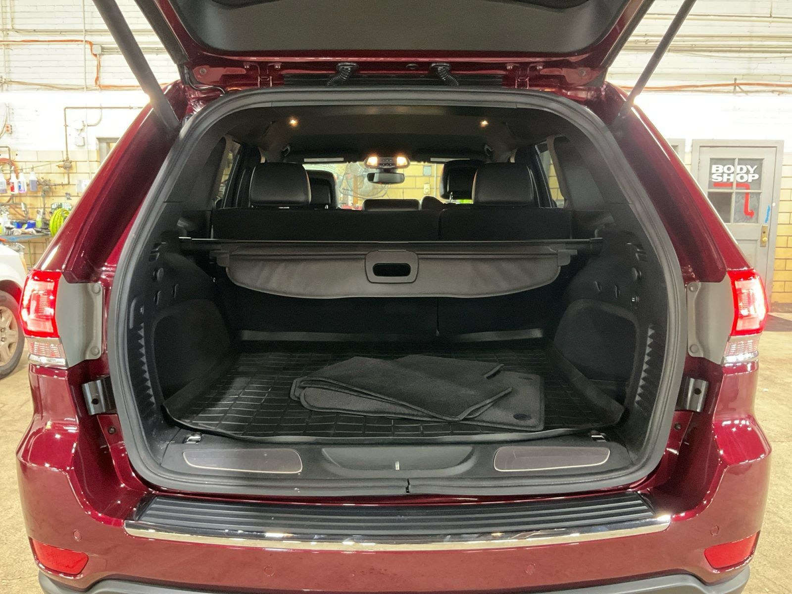 Used 2017 Jeep Grand Cherokee Limited w/ Trailer Tow Group IV AWD/4WD image 22