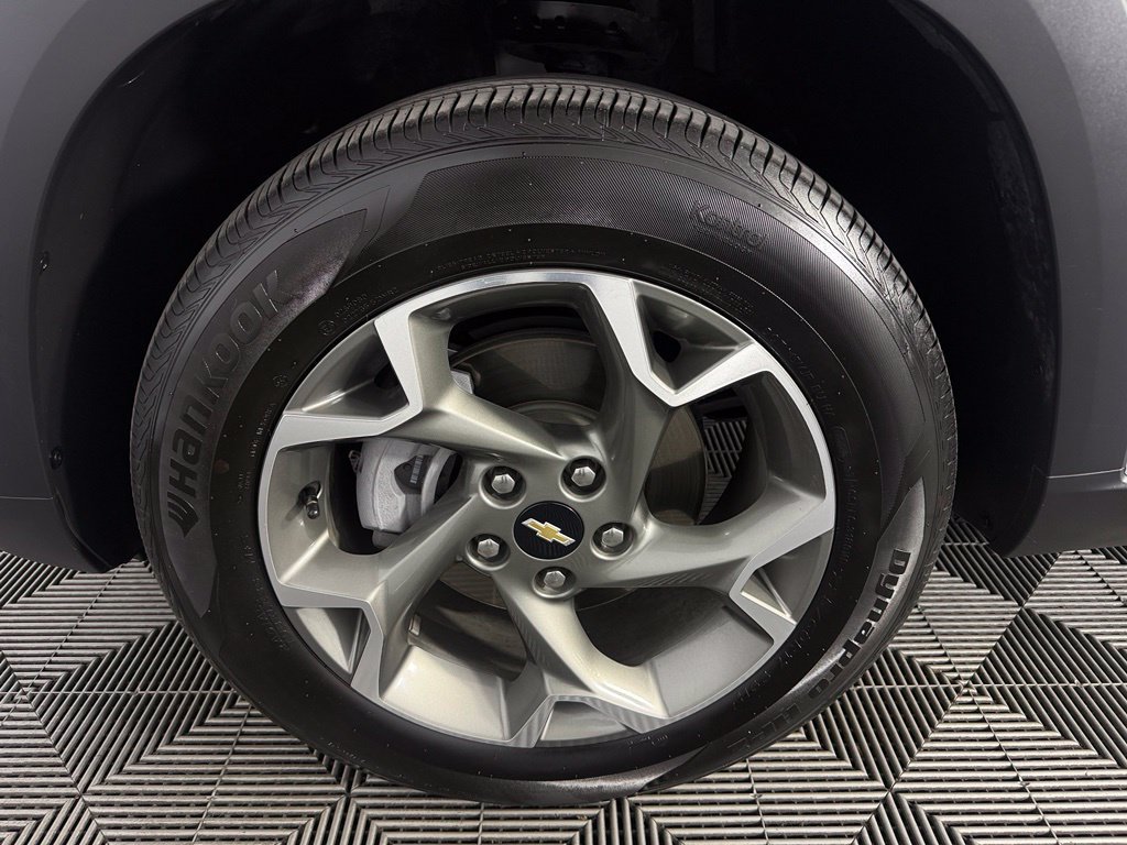 Used 2025 Chevrolet Trax LT FWD image 11