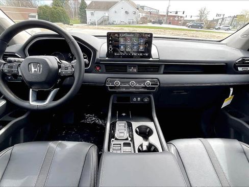 New 2025 Honda Pilot Touring image 12