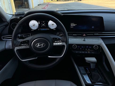 Used 2025 Hyundai Elantra Limited image 14