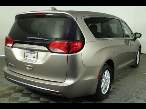 Used 2017 Chrysler Pacifica Touring Plus FWD image 8