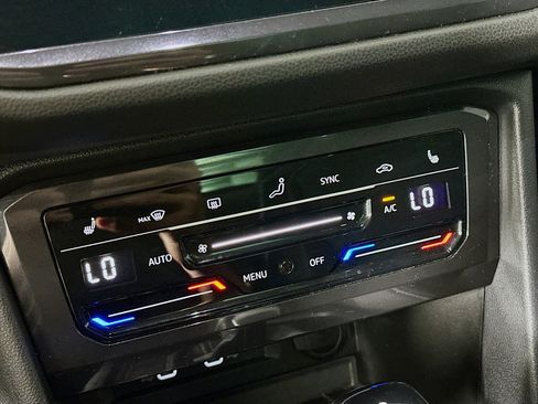 Used 2022 Volkswagen Tiguan SE w/ Panoramic Sunroof Package image 23