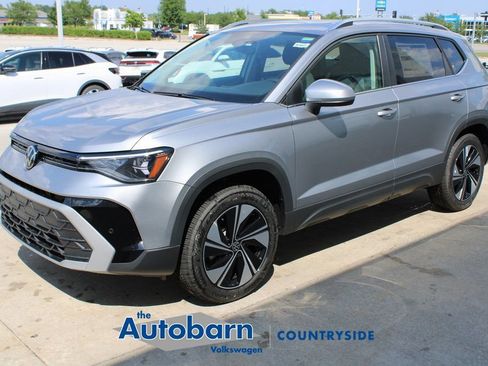 Used 2025 Volkswagen Taos SE AWD/4WD image 3