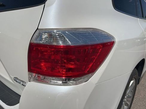 Used 2012 Toyota Highlander Limited w/ Tow Pkg AWD/4WD image 10