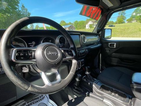 Used 2018 Jeep Wrangler Unlimited Sahara AWD/4WD image 17