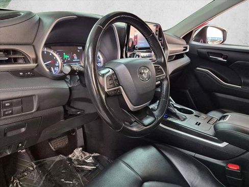Used 2022 Toyota Highlander XLE FWD image 13