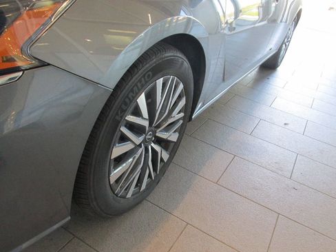 Used 2024 Nissan Altima 2.5 SV image 14