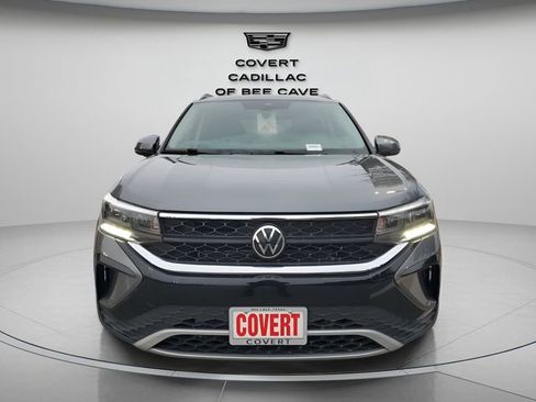 Used 2024 Volkswagen Taos SE w/ Panoramic Sunroof Package image 2