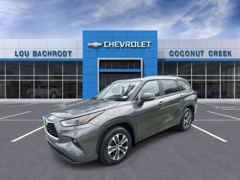 Used 2024 Toyota Highlander XLE FWD image 4