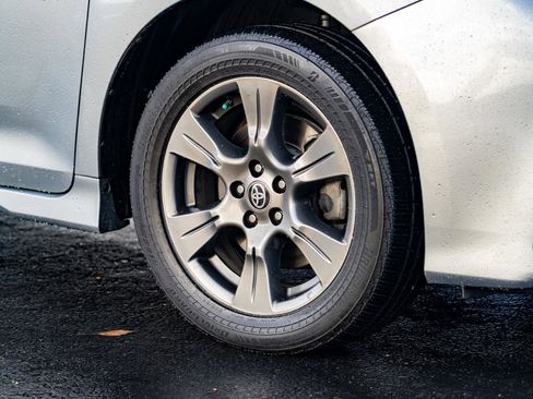 Used 2020 Toyota Sienna SE AWD/4WD image 7