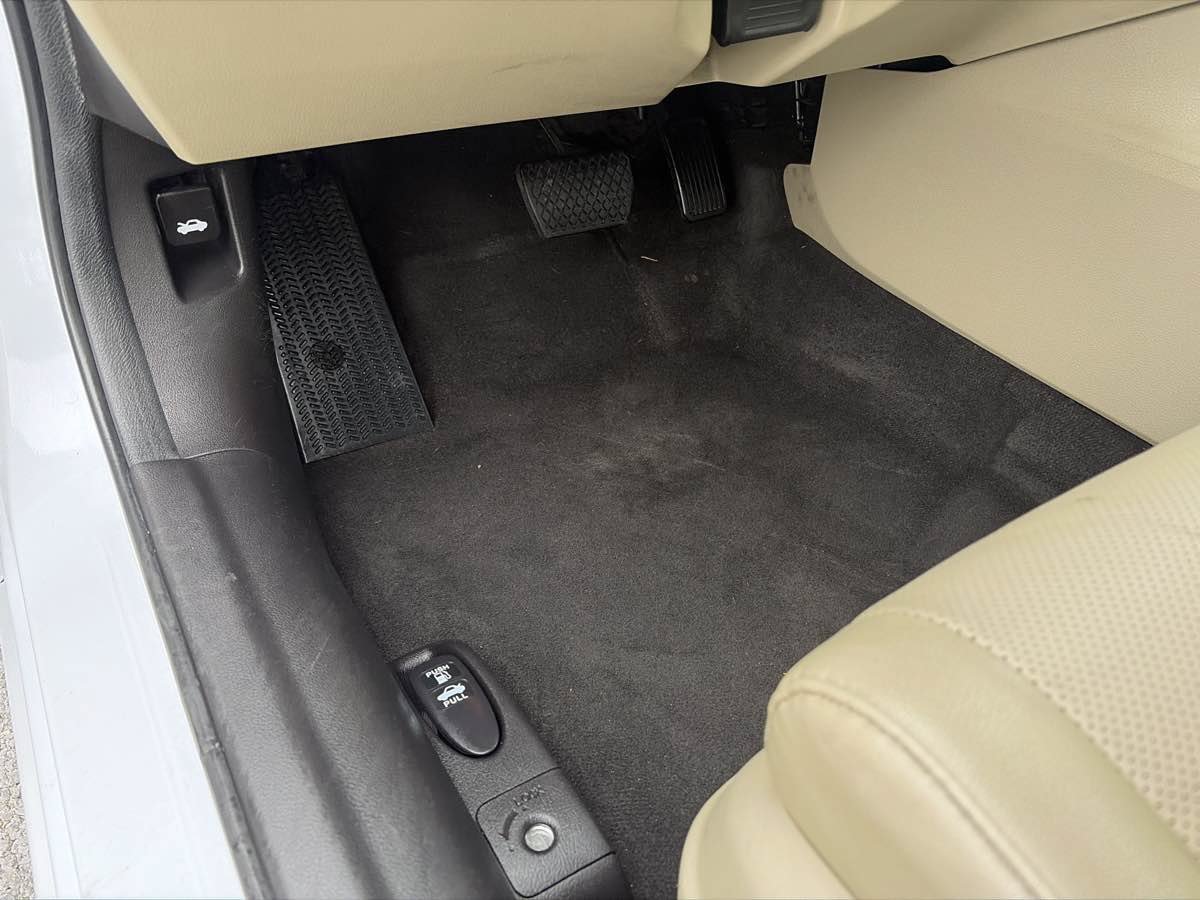 Used 2013 Acura ILX w/ Premium Package FWD image 10