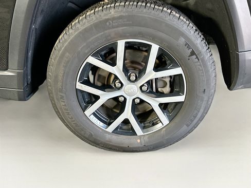 Used 2024 Jeep Grand Cherokee L Limited w/ Luxury Tech Group II image 11