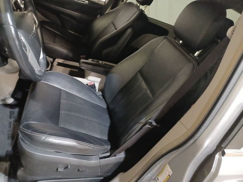 Used 2016 Chrysler Town & Country Touring image 13