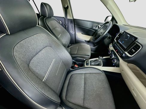 Used 2021 Hyundai Venue FWD image 30