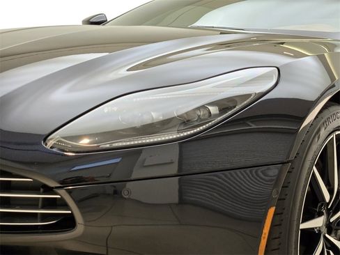 Used 2021 Aston Martin DB11 image 5