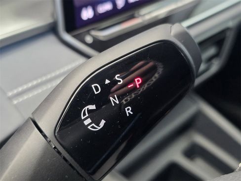 New 2025 Volkswagen Tiguan SE image 15