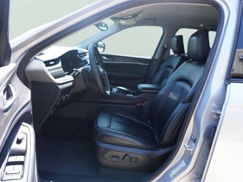 Used 2024 Jeep Grand Cherokee Limited RWD image 7