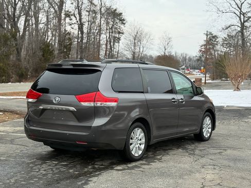 Used 2011 Toyota Sienna Limited w/ Premium Pkg image 4
