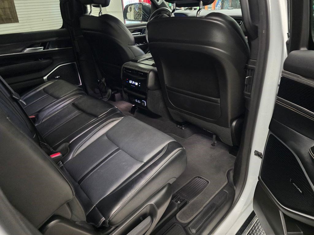 Used 2024 Jeep Wagoneer Series II w/ Flexible Seating Group AWD/4WD image 35