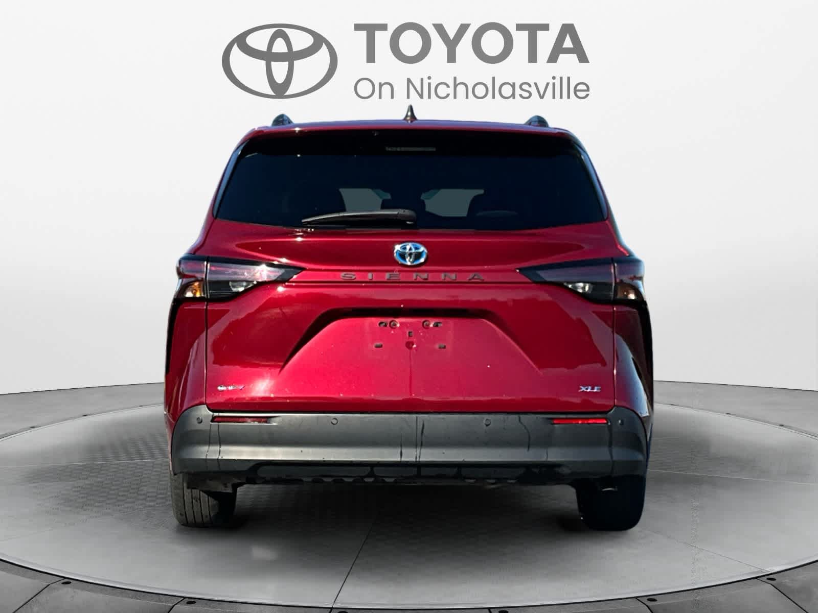 Used 2025 Toyota Sienna XLE FWD image 4