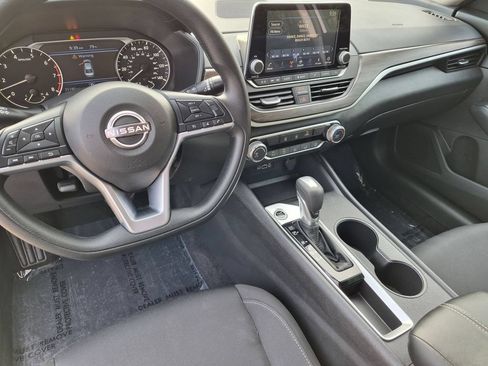 Used 2025 Nissan Altima 2.5 SV FWD image 15