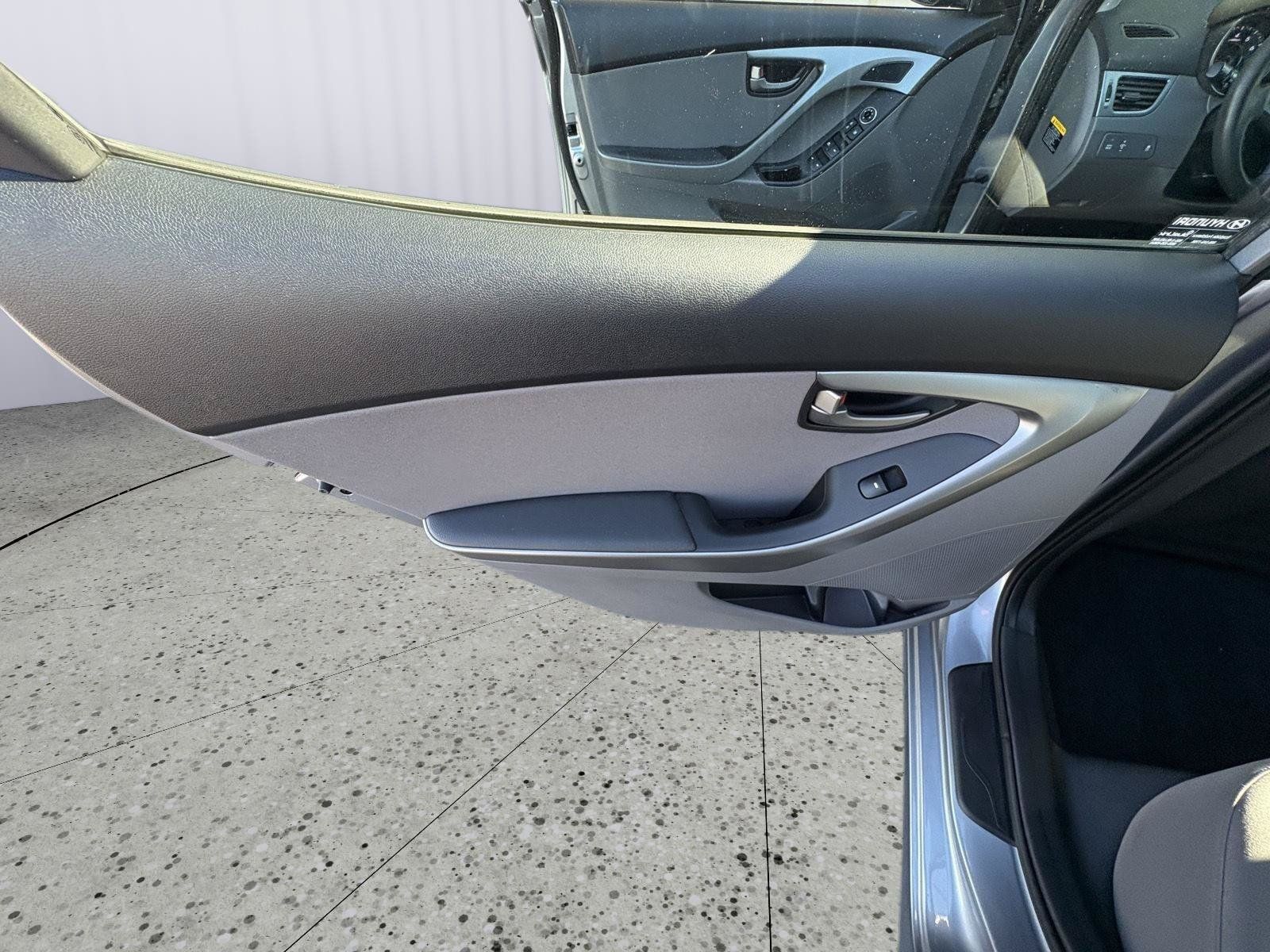 Used 2015 Hyundai Elantra SE w/ Option Group 02 FWD image 21