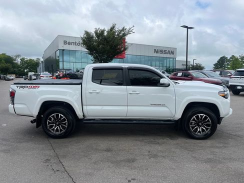 Used 2020 Toyota Tacoma TRD Sport w/ TRD Premium Sport Package AWD/4WD image 7