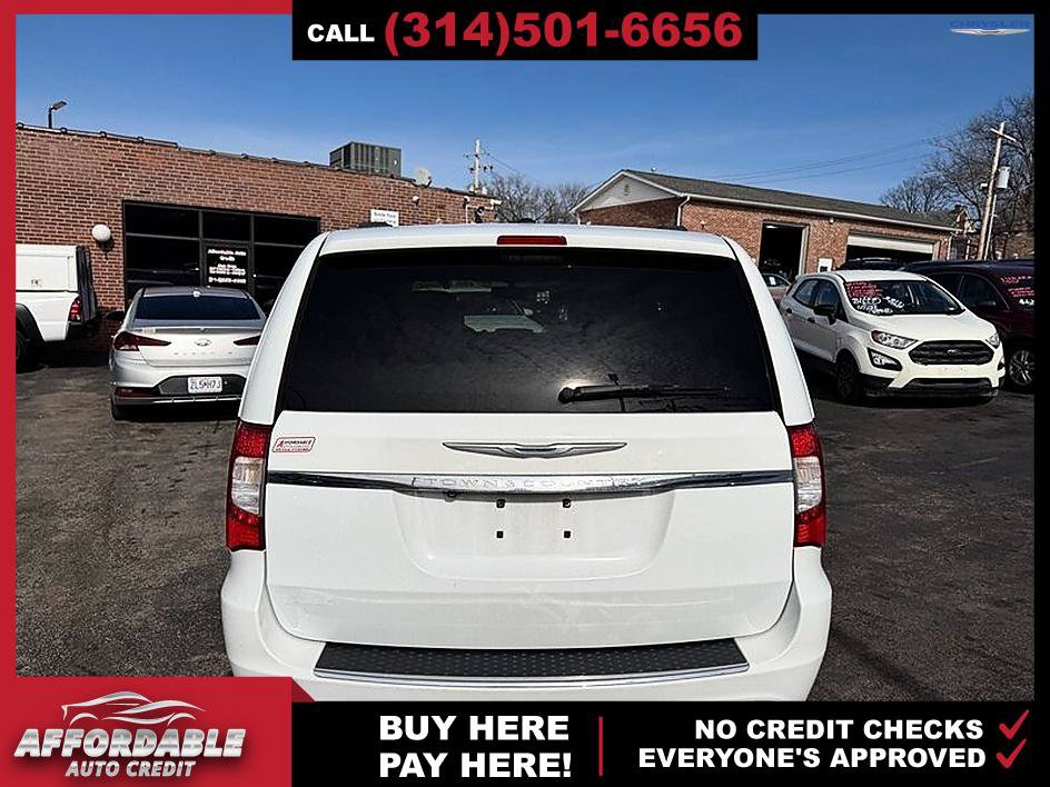 Used 2015 Chrysler Town & Country Touring-L FWD image 5