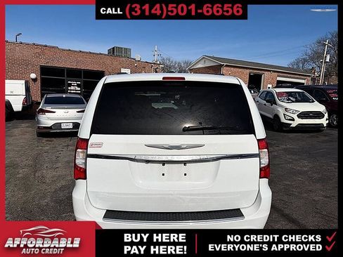 Used 2015 Chrysler Town & Country Touring-L FWD image 5