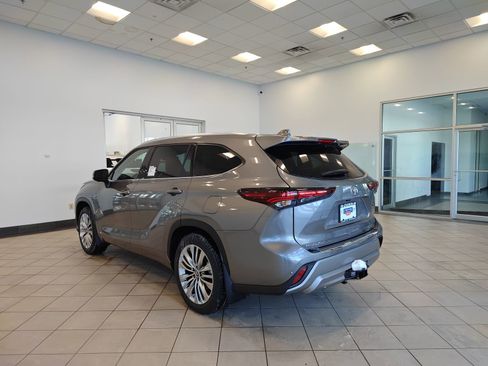 New 2026 Toyota Highlander Platinum image 5